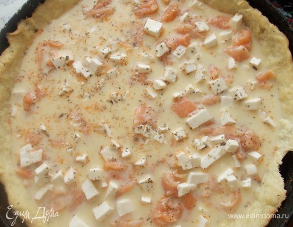 Сверху залить взбитыми яйцами с молоком и сыром. Поставить запекаться на 35-40 минут при 180-190 С.