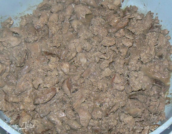 Куриную печень мелко порезать. Обжарить на растительном масле 2-3 минуты.