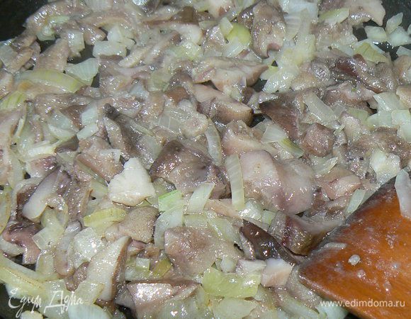обжарить лук с грибами