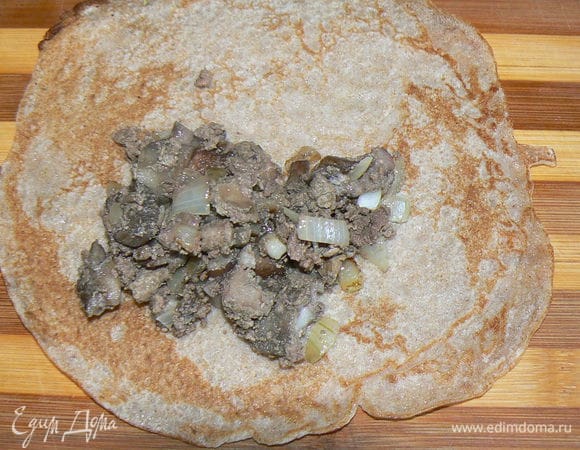 Положить на каждый блин немного начинки, свернуть рулетиком
