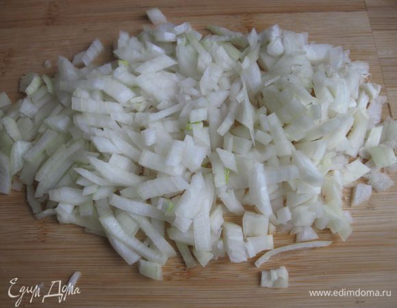 Лук почистить, нарезать.