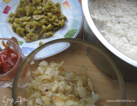 Обжарить лук, добавив  1 ½ ст. ложки  оливкового масла. Оливки нарезать тонкими кружочками. Укроп порезать.