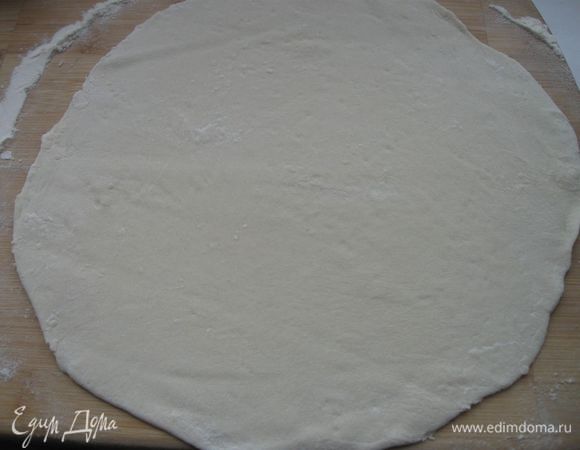 Раскатать каждый шар в тонкий круг.
