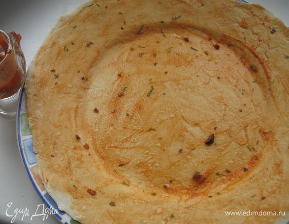 Посыпать на тесто на каждый круг по  ½ ложки  соли и раскатать еще чуть-чуть.
Распределить 1 ½  ст. ложки  оливкового масла на 3 лепешки, смазав им каждую. Помазать немного томатным соусом.
