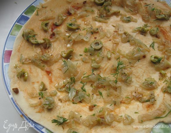 Начинку (лук, укроп, оливки перемешать) распределить  на 3 круга теста.

