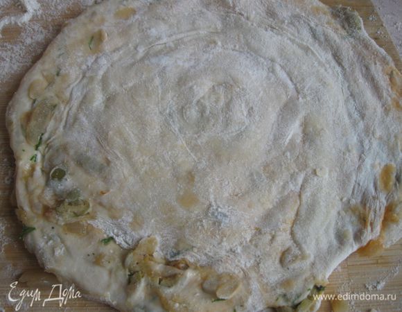 «Улитки»   расплющить ладонью, присыпать мукой и раскатать в лепешку (толщина – 5 мм).
