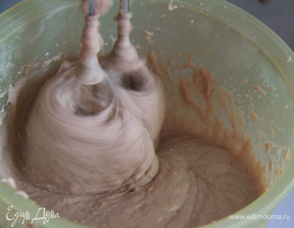 Если дрожжи из холодильника, то лучше их предварительно достать, поместить в кружку, залить тёплой водой (молоком) так, чтобы кубик дрожжей покрывало полностью. Покормить двумя чайными ложками сахара и оставить на ночь. Утром смешать в миске ожившие дрожжи с тёплым молоком, яйцом, двумя видами муки, сахаром и солью. Теперь добавить кипячёную воду. Её может понадобиться чуть больше или чуть меньше, ориентироваться нужно на консистенцию теста для оладий. Потом следует накрыть миску с тестом и оставить подниматься в тёплом месте.