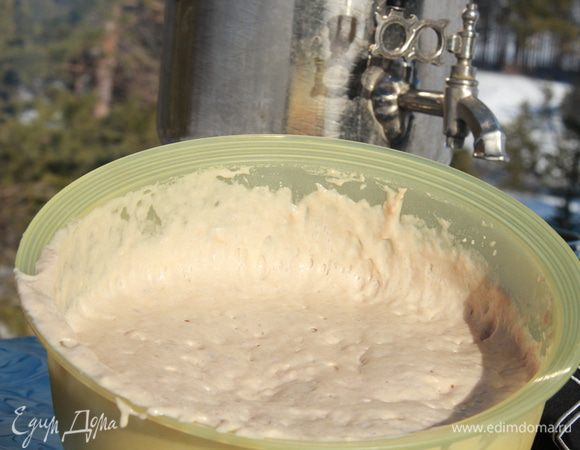 Спустя час тесто должно выглядеть примерно так и быть красивым, со множеством пузырьков.