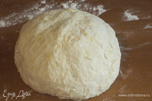 Дрожжи растворить в тёплой воде.Соединить муку, тёртый сыр,сахар,соль,влить дрожжи и замесить тесто.Вымесить тесто не менее 10 минут.