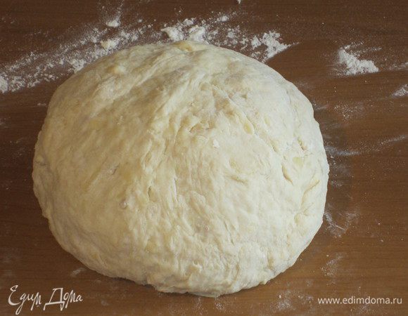 Дрожжи растворить в тёплой воде.Соединить муку, тёртый  сыр,сахар,соль,влить дрожжи и замесить тесто.Вымесить тесто не менее 10 минут.