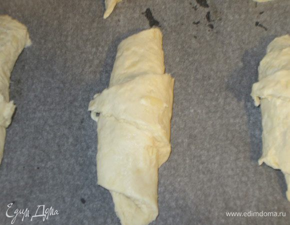 Треугольники скрутить рулетом от широкой части.