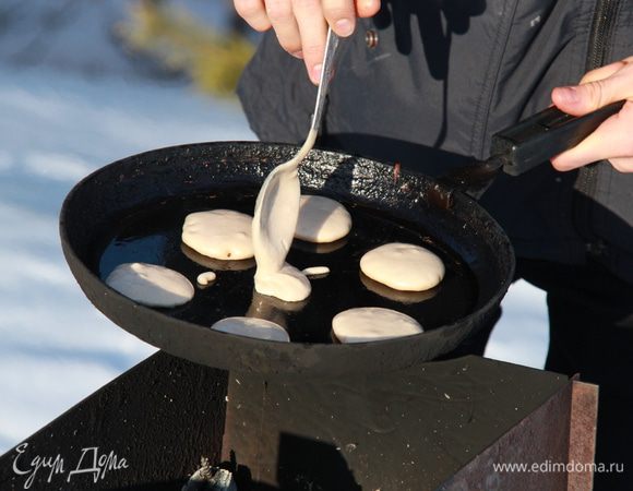 Далее надлежит смазать сковороду маслом и выкладывать тесто по одной-две чайных ложки на приличном расстоянии друг от друга. (В моём случае это готовилось на открытом огне и я пользовалась ложкой побольше - десертной, так как всё очень быстро горит).