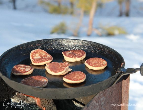 Жарить оладушки на среднем огне одну-полторы минуты, перевернуть и подержать ещё чуть-чуть. Можно проверять как там у них дела и хватит ли им жариться, поддевая ножом или вилкой за край и приподнимая.