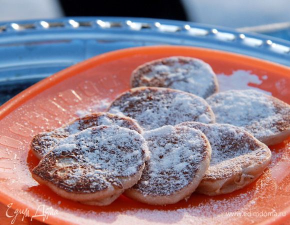 Выложить на тарелку, обильно посыпать сахарной пудрой. Подавать тёплыми с ароматным и уютным сливочным маслом.