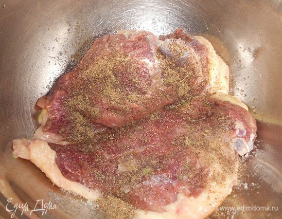 Первый вариант грудки. Утиные грудки посолить, поперчить и добавить специи, хорошо их натереть специями, оставить на 10 минут.