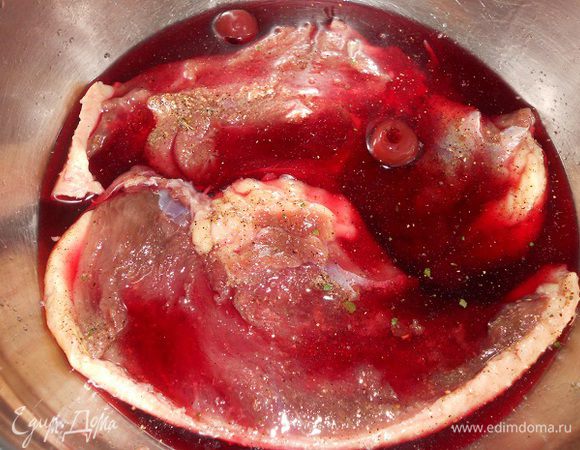 Затем добавить вишневый ликер и вишни. Дать помариноваться утиным грудкам около часа.