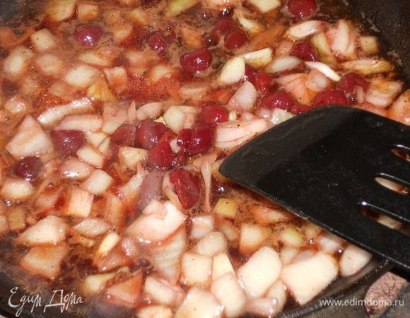 Когда грудки переложили в сотейник, на сковороде делаем соус - обжарить слегка лук с вишнями, затем влить маринад (ликер) и протушить, посолить по вкусу.