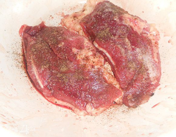 Второй вариант грудки. Утинные грудки посолить, поперчить, добавить кориандр, сушенный базилик, добавить мед и перетереть оставить на 20 минут настояться.
Затем сделать неглубокие надрезы по шкурке.