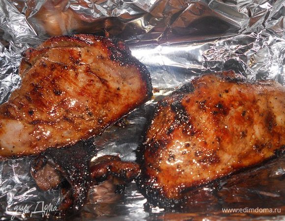 Обжарить грудки с двух сторон. Переложить грудки в форму и выпекать при температуре 200 около 20 минут, я накрываю фольгой сверху.