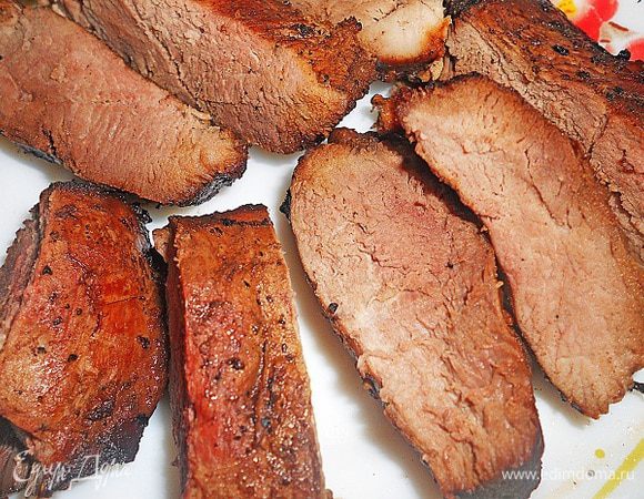 Перед подачей снять кожицу и нарезать на кусочки, приятного аппетита.