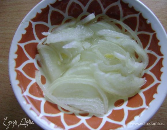 Сначала замаринуем лук по любимому рецепту. Я мариновала в 9% уксусе,чуть разбавив водой. Отставляем в сторонку.