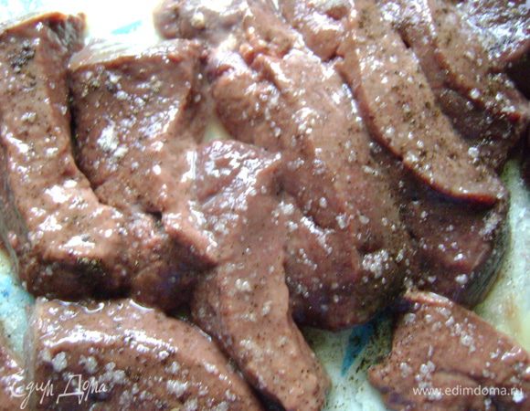 Печень нарезаем произвольно,я нарезала брусочками,солим,перчим,