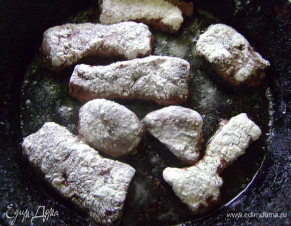 обваливаем в муке и жарим до готовности.

