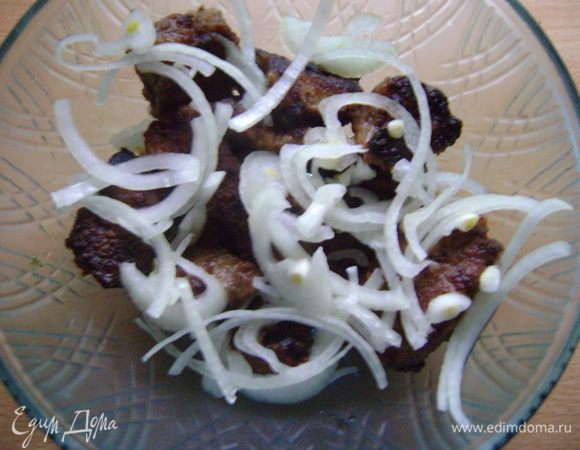 И вот здесь начинается самое главное.
Готовую печень выкладываем в кастрюльку и каждый слой горячей печени перекладываем слоем маринованного лука.
Накрываем крышкой даем пропитаться ароматом лучка и можно удивлять.