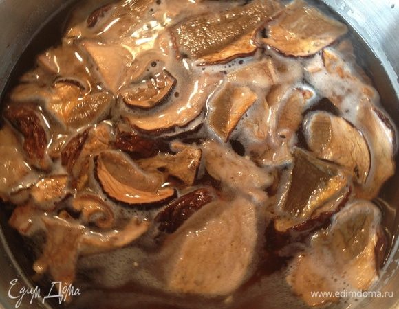 В холодную подсоленную воду положить грибы, довести до кипения.
Если любите, чтобы в супе грибы были мелко нарезаны, после закипания их необходимо вынуть, остудить и нарезать соломкой, после этого вновь положить грибы в бульон.