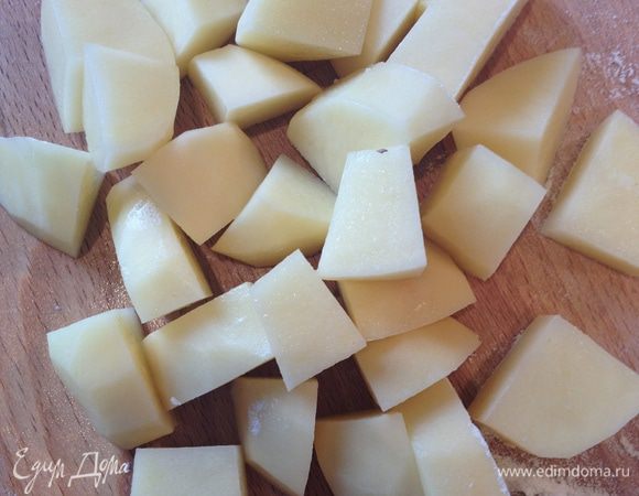 Картофель почистить, нарезать брусочками, добавить в бульон.