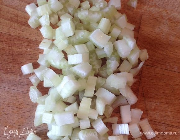 Стебель сельдерея мелко нарезать.
Почистить лук, морковь, мелко нарезать.
Все овощи добавить в бульон.