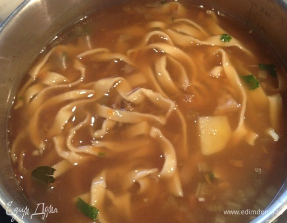 Когда картофель в бульоне будет почти готов, добавить лапшу, лавровый лист, горошины черного перца.
Чеснок мелко порубить (можно использовать чеснокодавилку).
Когда суп будет готов, снять кастрюлю с огня, добавить зелень и чеснок.
Подавать суп со сметаной.

