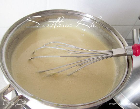 Готовим лимонный курд. Из лимонов выжать сок, натереть цедру. Яйцо и желтки взбить с сахаром до пышной, белой пены.