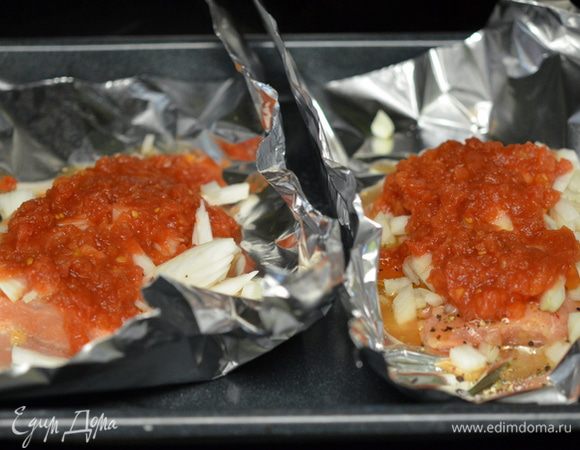 Семгу посолить и поперчить, уложить в фольгу. Сбрызнуть олив. маслом.
Смешать томаты, лук, тимьян и орегано, олив. масло 2 стол.л., соль и перец по желанию. Выложить поверх филе семги.