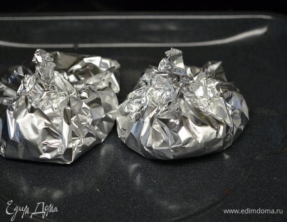 Фольгу поднять и закрыть рыбу с начинкой. Выложить на противень. Поставить в разогретую духовку на 200 гр. на 20 мин.