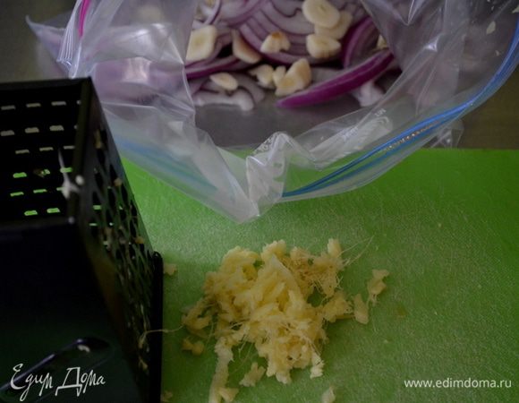 Натереть имбирь.