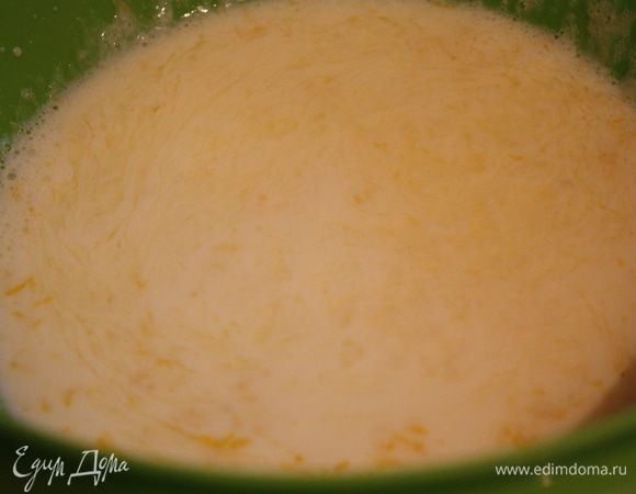 Добавьте молоко, цедру, лимонный сок (ликер) и перемешайте.