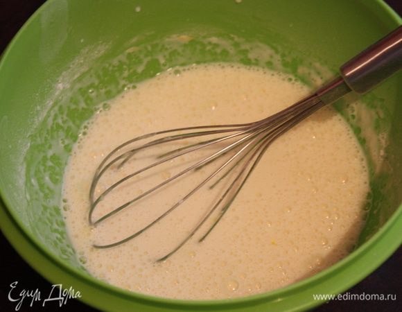 Помешивая,постепенно введите всю муку. Тесто должно по консистенции напоминать очень жидкую сметану. Оставляем настаиваться на 30 минут.