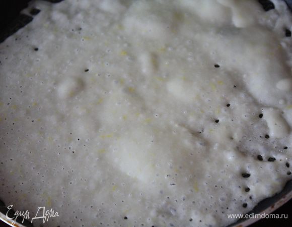 Затем добавляем масло,перемешиваем и приступаем к жарке. На разогретую сковороду выливаем половник теста, круговыми движениями помогаем тесту растечься и обжариваем на каждой из сторон по 30-40 секунд