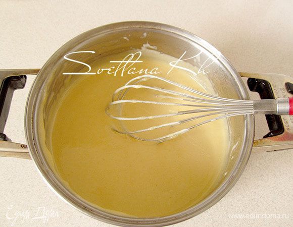 Соединить взбитые яйца и сок с цедрой. Поставить на водяную баню. Варить, помешивая, минут 10. Влить растопленное масло. Хорошо размешать. Смесь должна загустеть и стать желтее. Готовый курд охладить в холодильнике. У меня стоял всю ночь, так как, я готовила его накануне.
