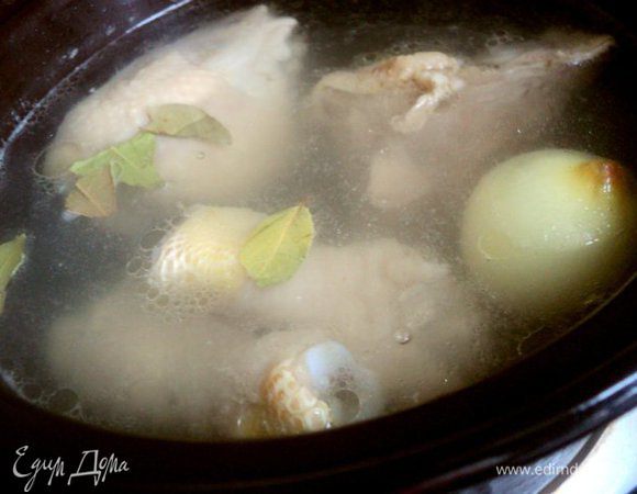 Окорочка залить 1 л волы, довести до кипения, снять пену, добавить очищенные лук и морковь и варить на минимальном огне до готовности 1-1.5 часа. За 15 мин. до окончания посолить по вкусу и добавить лавровый лист.