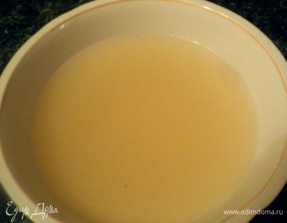 Желатин залить 40 мл воды, дать набухнуть. Бульон процедить, оставить примерно 700 мл, добавить разбухший желатин, размешать до его растворения. Добавить пропущенный через пресс чеснок и перец по вкусу.