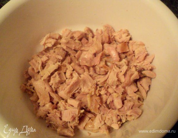 Мясо снять с кости, порезать небольшими кусочками.