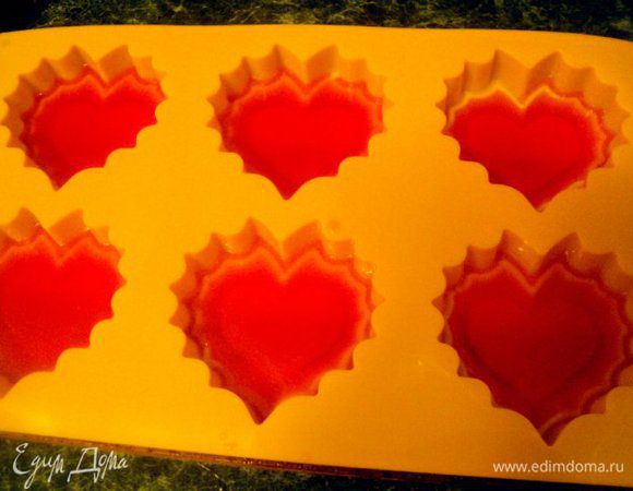 В формочки для маффинов в виде сердечек налить немного розового бульона и поставить в морозилку на 5-10 мин. для схватывания.