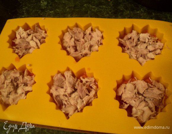 Сверху выложить куриное мясо.