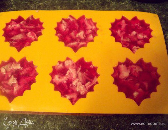 Залить оставшимся бульоном. Поставить в холодильник на ночь для застывания.