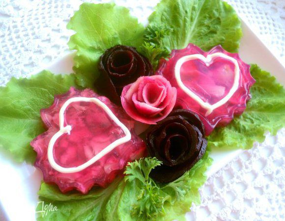 Вынуть заливное из  формочек (из силиконовой формы оно выходит без проблем), выложить на блюдо с листьями салата. Я еще украсила розочками из вареной свеклы и редьки. Сверху нанесла контур сердца из майонеза, можно из горчицы. 
Приятного аппетита!
