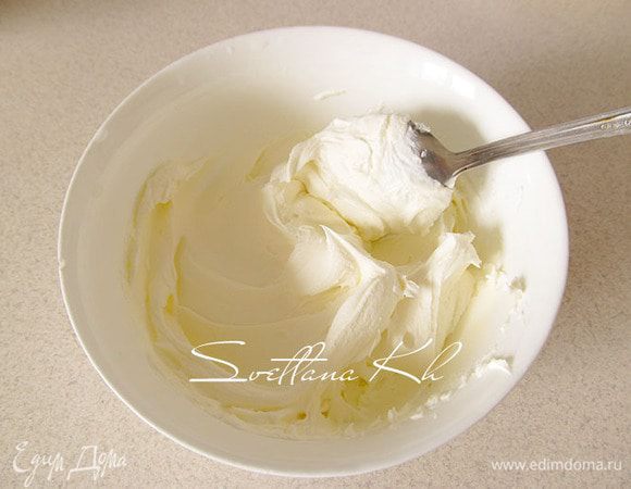 Сливочный сыр слегка взбить.