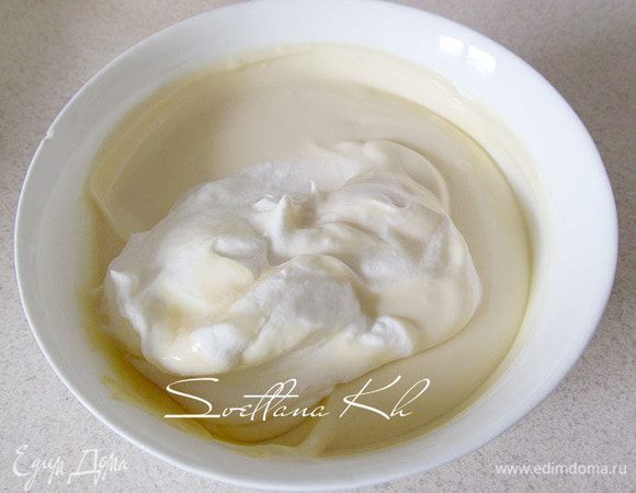 Взбить сливки. По ложке соединить с полученным  лимонным кремом.