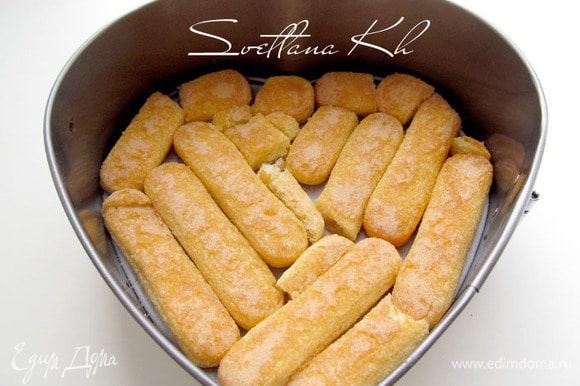 В форму выложить печенье своярди, предварительно смачивая его в лимонно-коньячном сиропе.